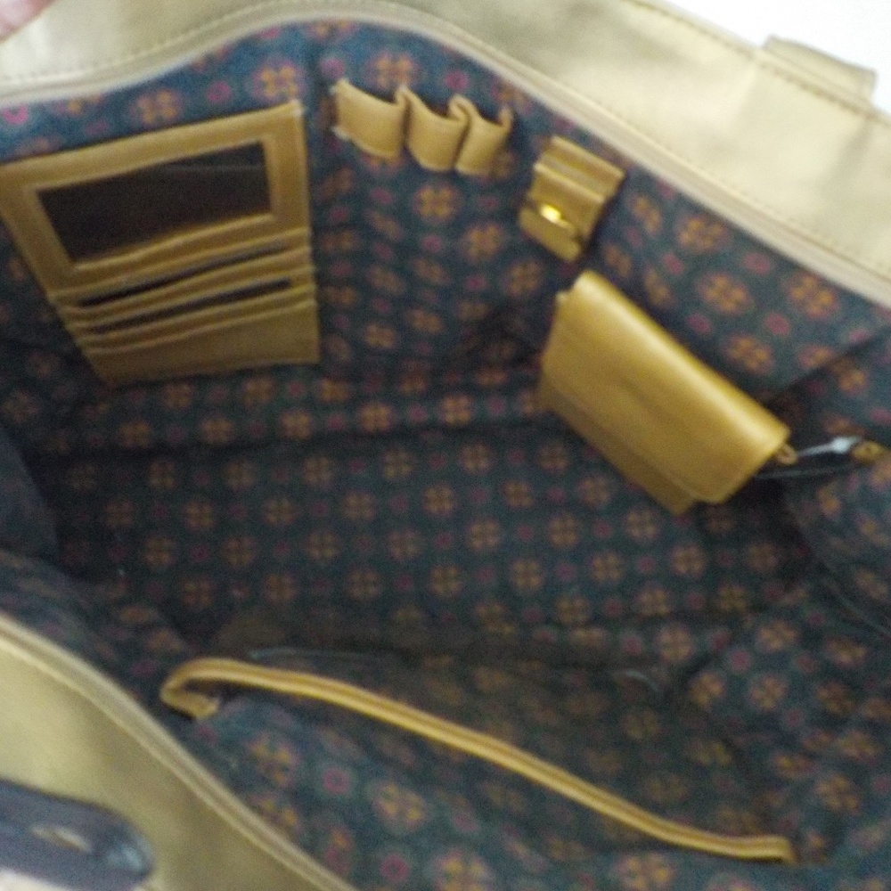 Large Tote With Awesome Inside Sections - image 5